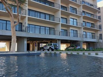 Condominio con vista al mar, terraza, alberca, gimnasio, pet-friendly en venta.