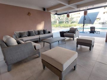 Condominio con vista al mar, terraza, alberca, gimnasio, pet-friendly en venta.