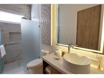 Condominio con vista al mar, terraza, alberca, gimnasio, pet-friendly en venta.