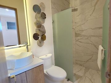 Condominio con vista al mar, terraza, alberca, gimnasio, pet-friendly en venta.