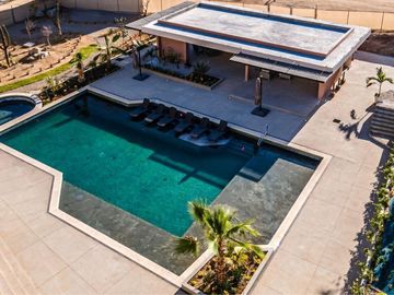 Condominio con vista al mar, terraza, alberca, gimnasio, pet-friendly en venta.