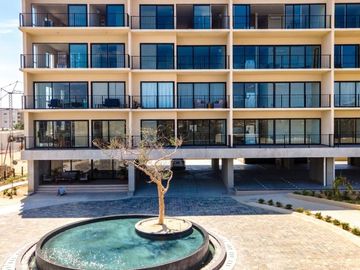 Condominio con vista al mar, terraza, alberca, gimnasio, pet-friendly en venta.
