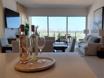 Condominio con vista al mar, terraza, alberca, gimnasio, pet-friendly en venta.