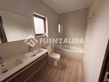 Casa en arriendo de 3D3B en Las Bahías de Puerto Varas