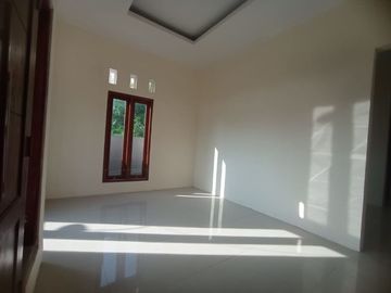 RUMAH SIAP HUNI DAN SIAP BANGUN DENGAN TANAH LUAS DI SLEMAN UTARA