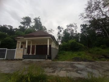 RUMAH SIAP HUNI DAN SIAP BANGUN DENGAN TANAH LUAS DI SLEMAN UTARA