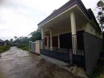 RUMAH SIAP HUNI DAN SIAP BANGUN DENGAN TANAH LUAS DI SLEMAN UTARA