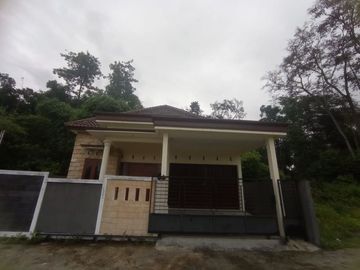 RUMAH SIAP HUNI DAN SIAP BANGUN DENGAN TANAH LUAS DI SLEMAN UTARA