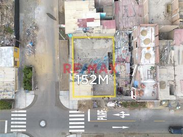 ¡Gran oportunidad! Se vende casa como terreno en esquina, ubicado en buenos aires sur, a una cuadra de la Avenida Manuel Seoane. Cerca a tiendas, merc