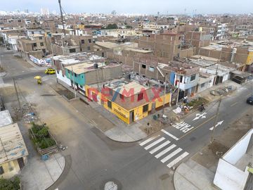 ¡Gran oportunidad! Se vende casa como terreno en esquina, ubicado en buenos aires sur, a una cuadra de la Avenida Manuel Seoane. Cerca a tiendas, merc