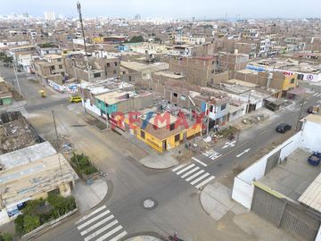 ¡Gran oportunidad! Se vende casa como terreno en esquina, ubicado en buenos aires sur, a una cuadra de la Avenida Manuel Seoane. Cerca a tiendas, merc