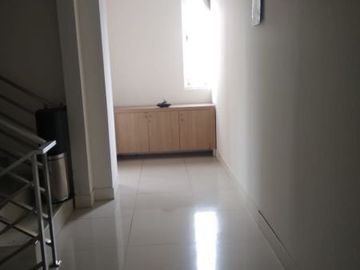 Disewakan Ruko Gandeng 3 di Kompleks Golden Boulevard BSD City Tangerang Dekat Sekolah Binus Serpong Siap Pakai