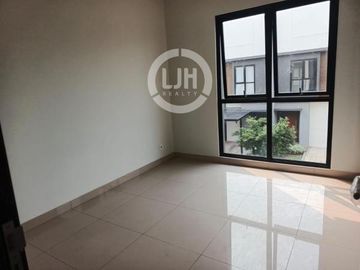 Rumah Dijual di Summarecon Crown Gading Cluster Regia Bekasi Jawa Barat