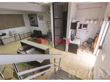 Local Comercial de 2,000 mt ubicado en la cuadra 24 de la Av. Venezuela

El Terreno ha funcionado como oficinas y almacenes de una prestigiosa empre