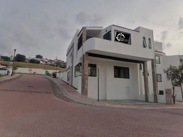 Casa en Venta en Pedregal de Schoenstatt, Diseño de Autor, 4 Recamras, 3.5 Baños