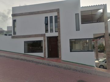 Casa en Venta en Pedregal de Schoenstatt, Diseño de Autor, 4 Recamras, 3.5 Baños