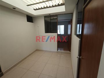 ✨🏠 ¡Oportunidad única en Chiclayo! 🏠✨

¿Buscas una casa espaciosa y bien ubicada para tu familia o como inversión? ¡Tenemos la propiedad perfecta pa