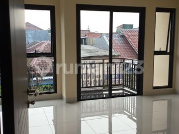 Rumah Hook Brand New 3 Lantai Citra Garden