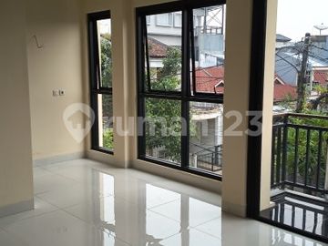 Rumah Hook Brand New 3 Lantai Citra Garden