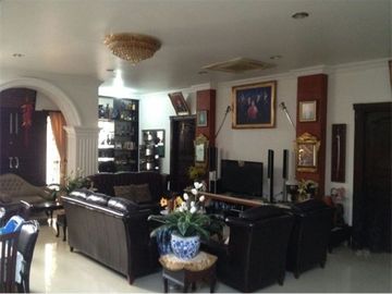 Rumah mewah sekaligus bengkel mobil kodau jatiasih bekasi