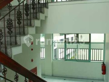 Dijual Semi Apartemen dan Kos-Kosan 3 Lantai (22 Bedrooms) di Menteng Jakarta Pusat