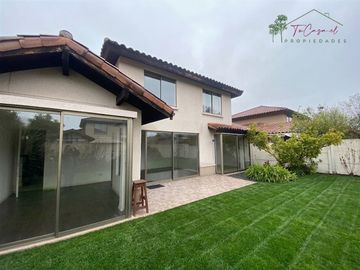 Casa en venta de 4D/2B condominio Laguna Sol - Padre Hurtado