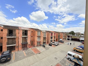 casa en venta en villa imperial. Cod V2305