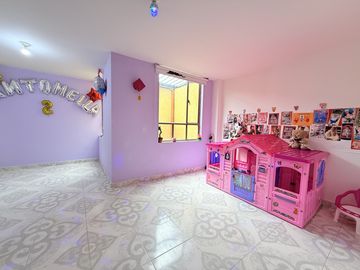 casa en venta en villa imperial. Cod V2305