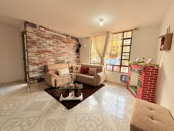 casa en venta en villa imperial. Cod V2305
