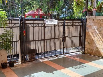 Di Jual Rumah Depan Taman Di Komplek Premium Kelapa Gading