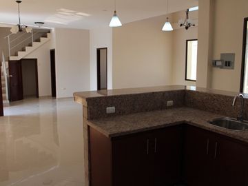 Ayangue Custom Home on 1/4 Acre: Se Vende Casa Cerca del Mar en Ayangue