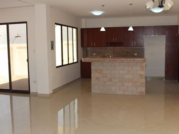Ayangue Custom Home on 1/4 Acre: Se Vende Casa Cerca del Mar en Ayangue