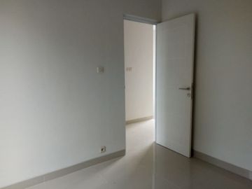 RUMAH BARU DEKAT BANDARA TEPI JALAN UTAMA SIAP KPR