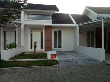 RUMAH BARU DEKAT BANDARA TEPI JALAN UTAMA SIAP KPR