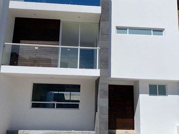 Preciosa Casa en Cañadas del Arroyo, Roff Garden, Jardín, 3 Recamaras, Estudio..