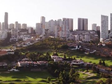 Macrolote comercial 2,326 m2 en residencial con campo de golf