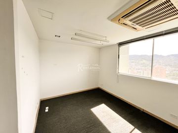 oficina en arriendo en milla de oro. Cod A777242