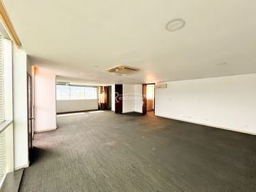 oficina en arriendo en milla de oro. Cod A777242