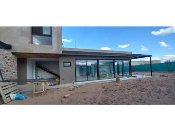 VENDO CHALET MODERNO EN BARRIO PRIVADO GRAN BOEDO LUJAN DE CUYO