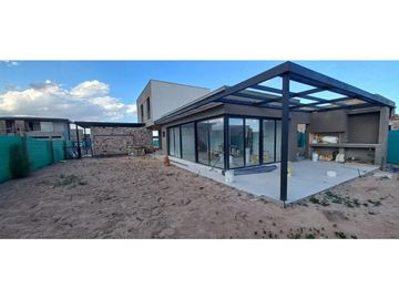 VENDO CHALET MODERNO EN BARRIO PRIVADO GRAN BOEDO LUJAN DE CUYO