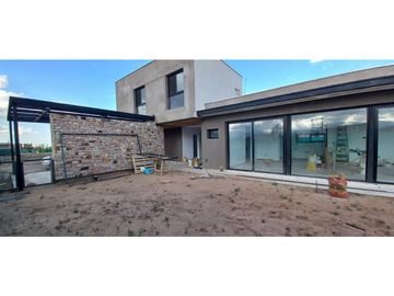 VENDO CHALET MODERNO EN BARRIO PRIVADO GRAN BOEDO LUJAN DE CUYO