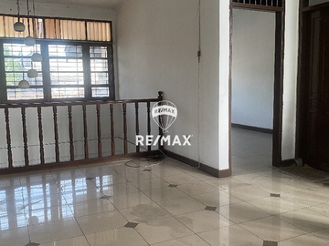 Rumah Asri & Nyaman di Cirendeu, Ciputat Timur – LT 284 m² LB 300 m², 6 KT, SHM