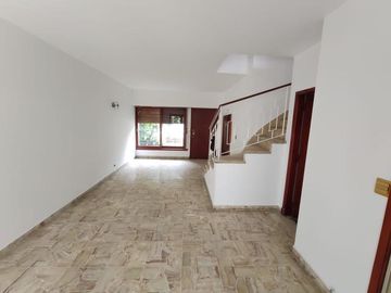 Roque Saenz Peña 1184 - En la mejor zona de Olivos