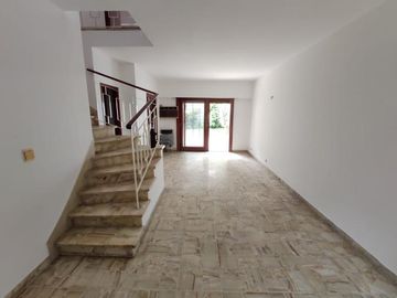 Roque Saenz Peña 1184 - En la mejor zona de Olivos