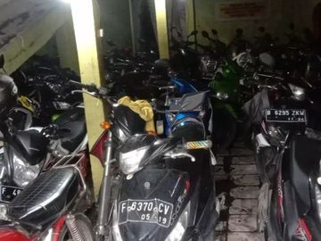 parkiran motor 3 lantai nih di stasiun bojonggede bagus