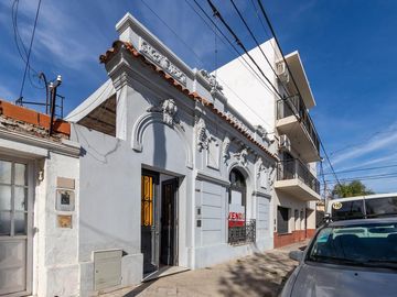 EN VENTA -  CASA DOS DORMITORIOS TOTALMENTE RECICLADA - ARROYITO, ROSARIO