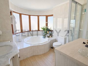 Se vende gran casa de 379 m2, uso mixto, sector exclusivo de Pedro de Valdivia.
