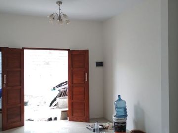 Rumah modern di utara Ambarukmo Plaza