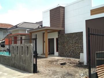 Rumah modern di utara Ambarukmo Plaza
