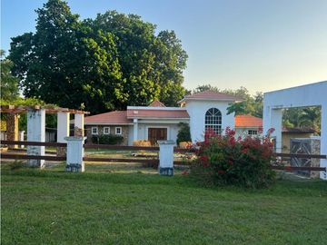 CASA DE CAMPO / HACIENDA VALLE SANTA CATALINA / 1156m2 / ESQUINA / YG